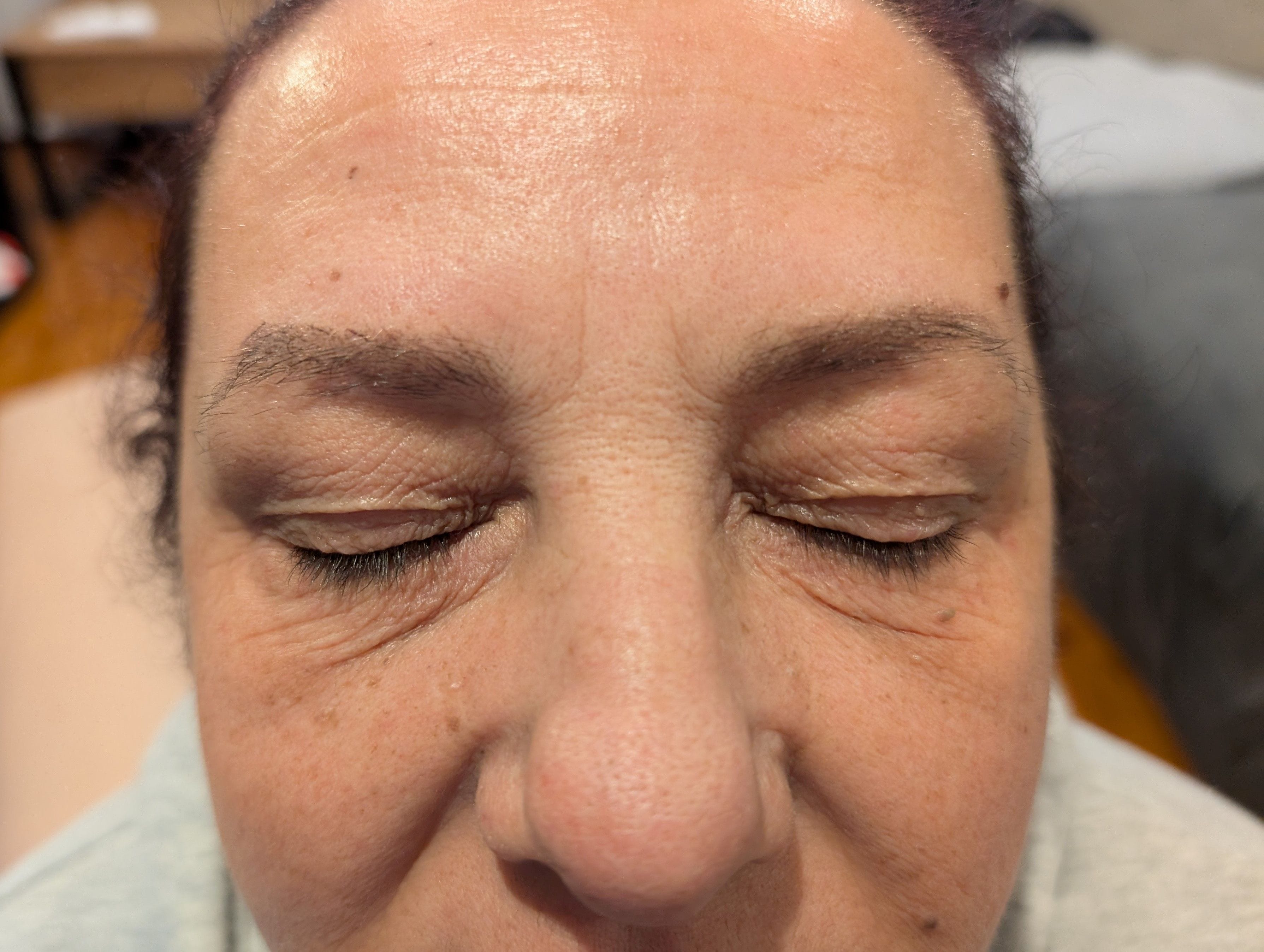 Comparison of unkempt natural eyebrows and the polished look achieved with cosmetic tattooing.